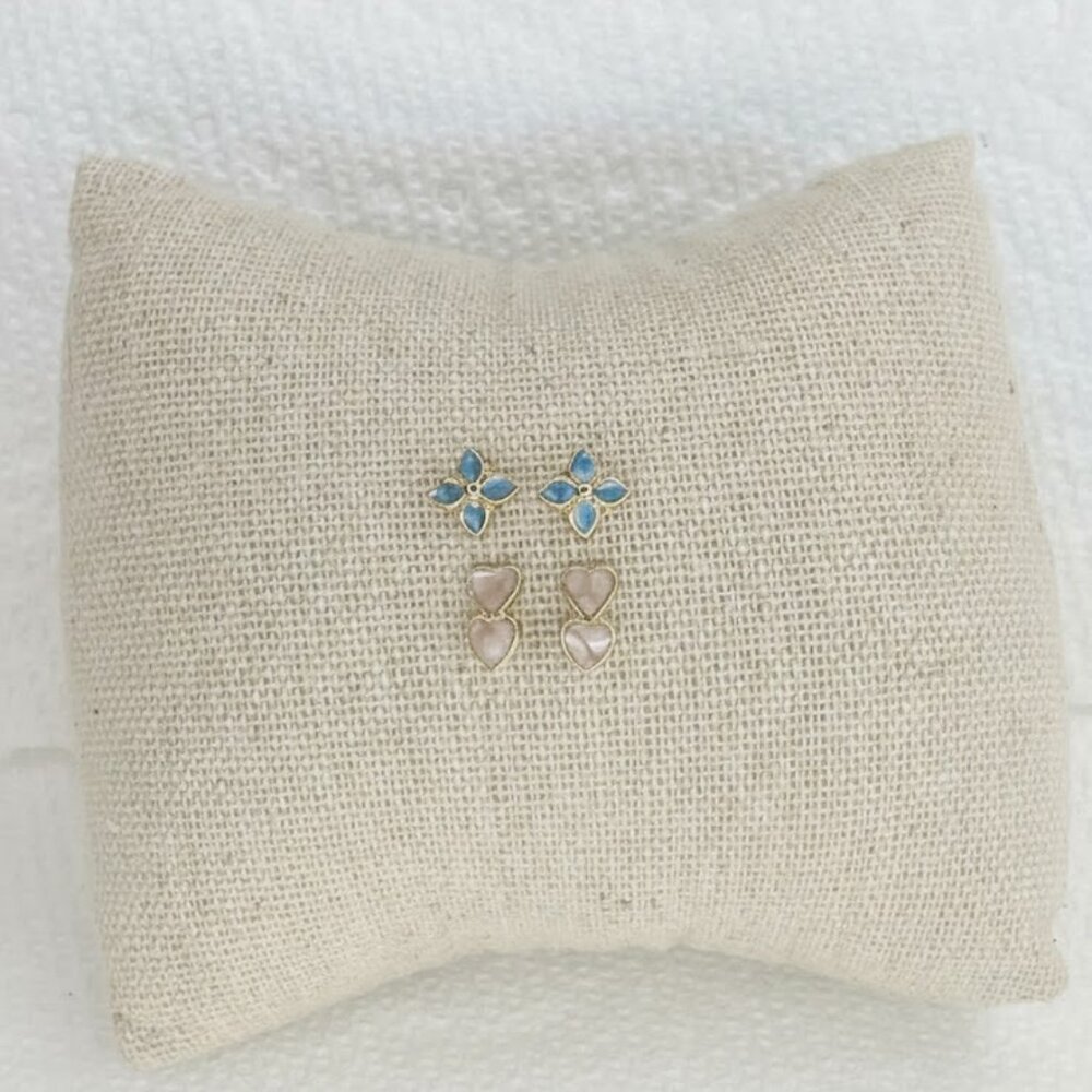 Very cute minimalist stud earrings